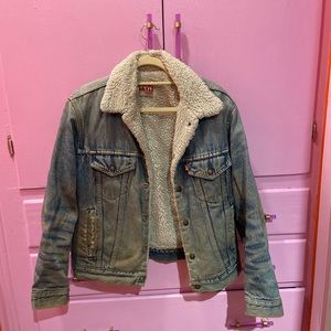 Perfectly faded 1980’s Levi’s Sherpa Jacket, true vintage, some wear on pockets